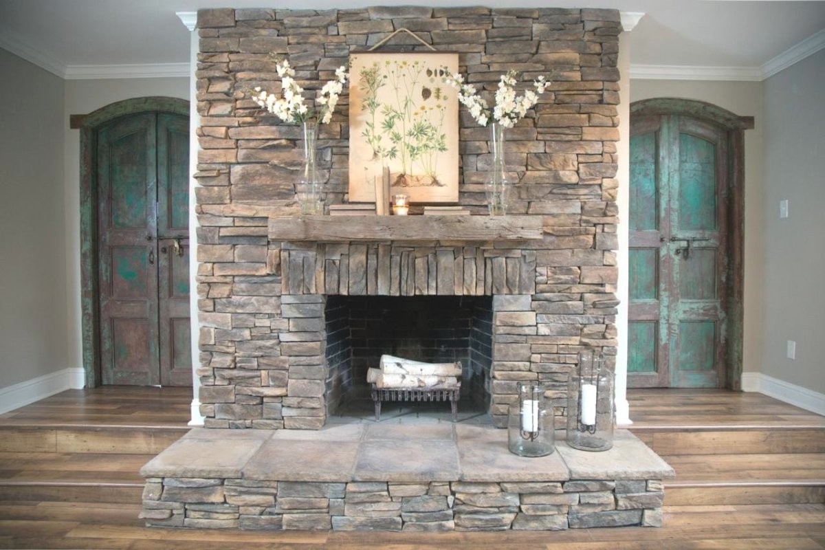 Камин облицованный диким камнем