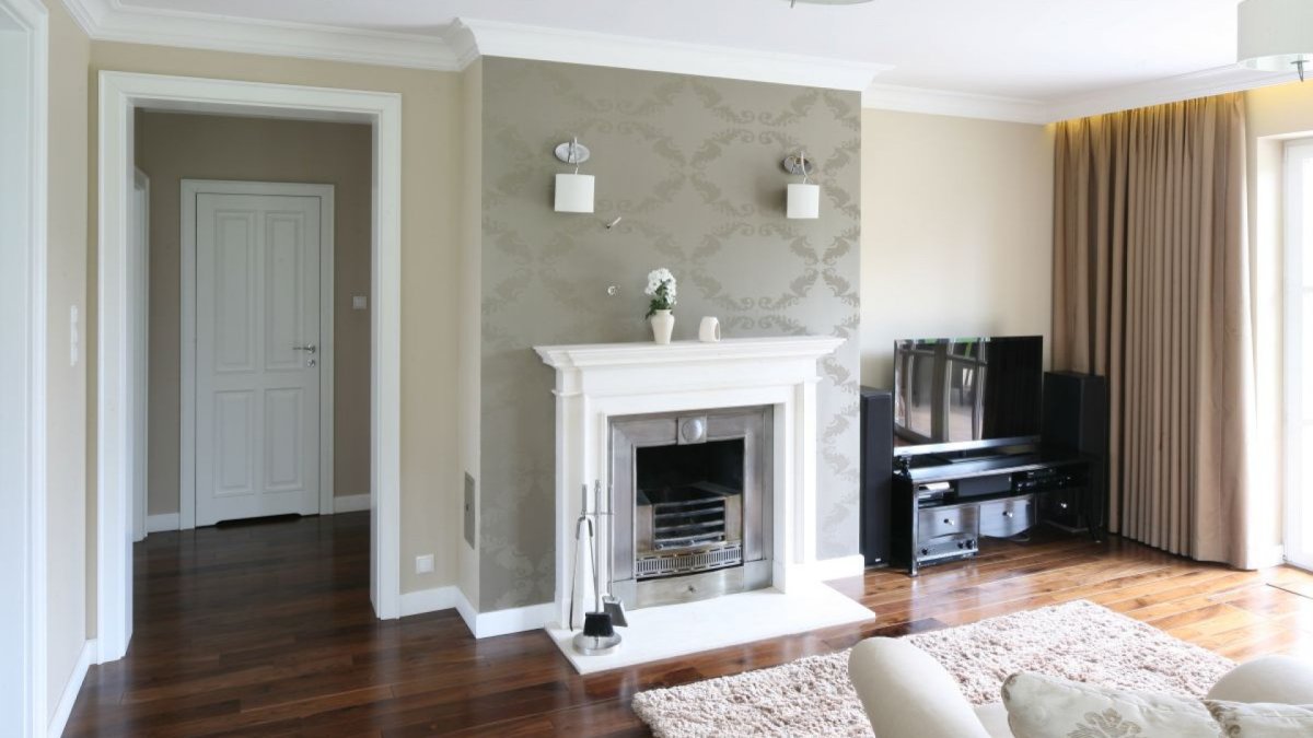 Белый камин в интерьере