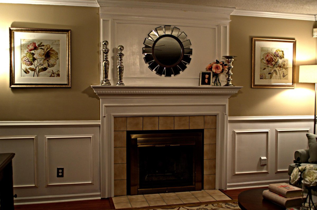 Молдинги в интерьере над камином