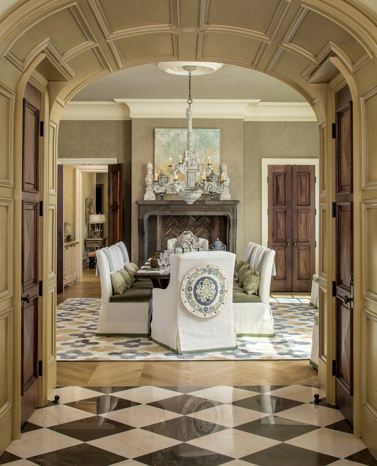 Интерьер в колониальном стиле с аркой