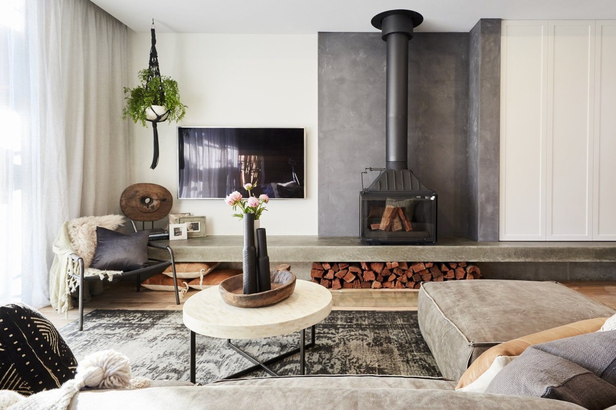 Стена за камином