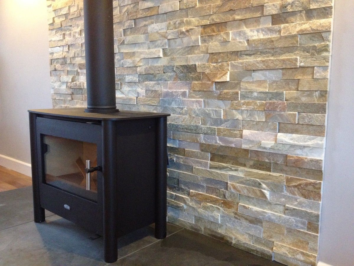 Отделка стены плиткой за камином