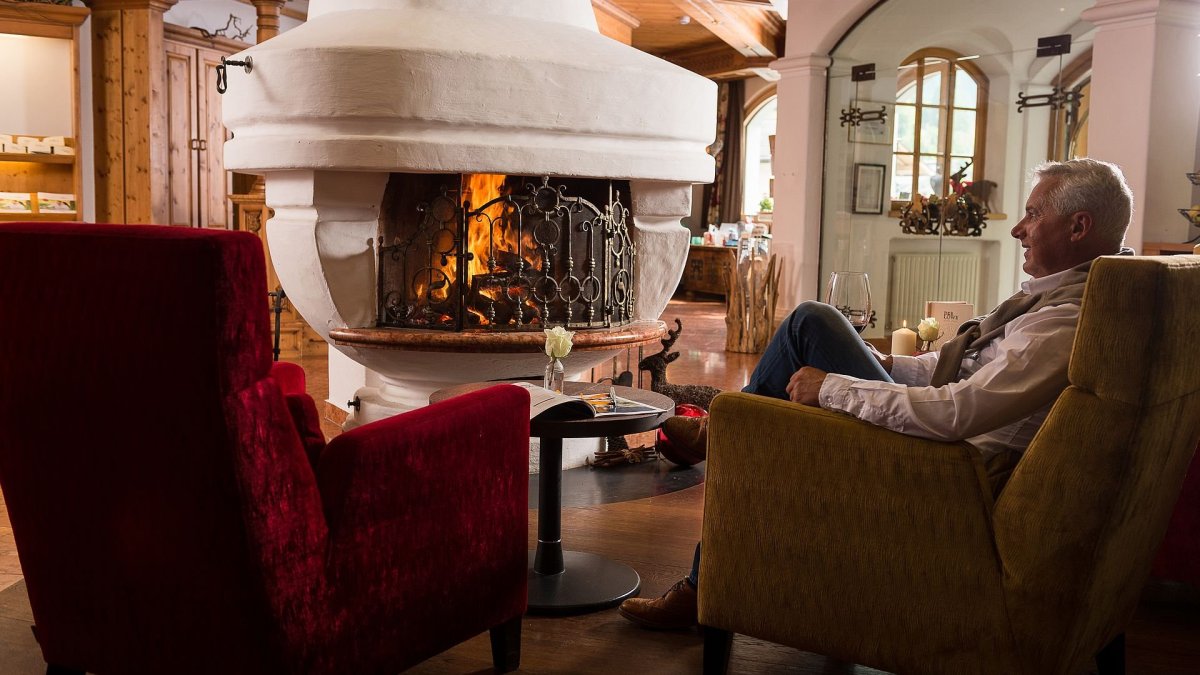 Камин и кресло качалка