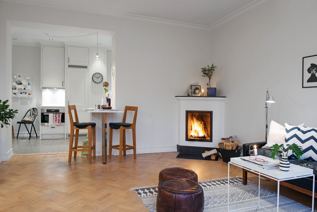 Угловой камин в скандинавском стиле