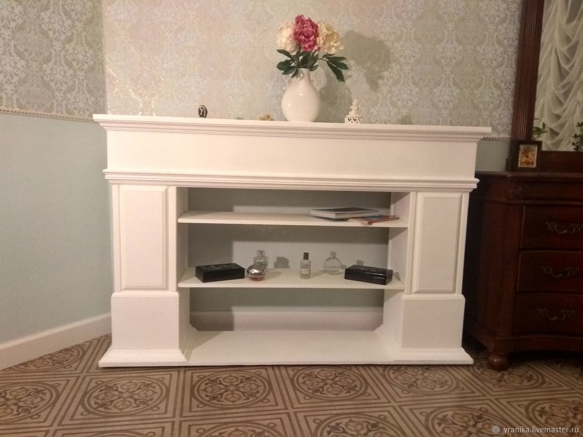 Декоративный камин с полками