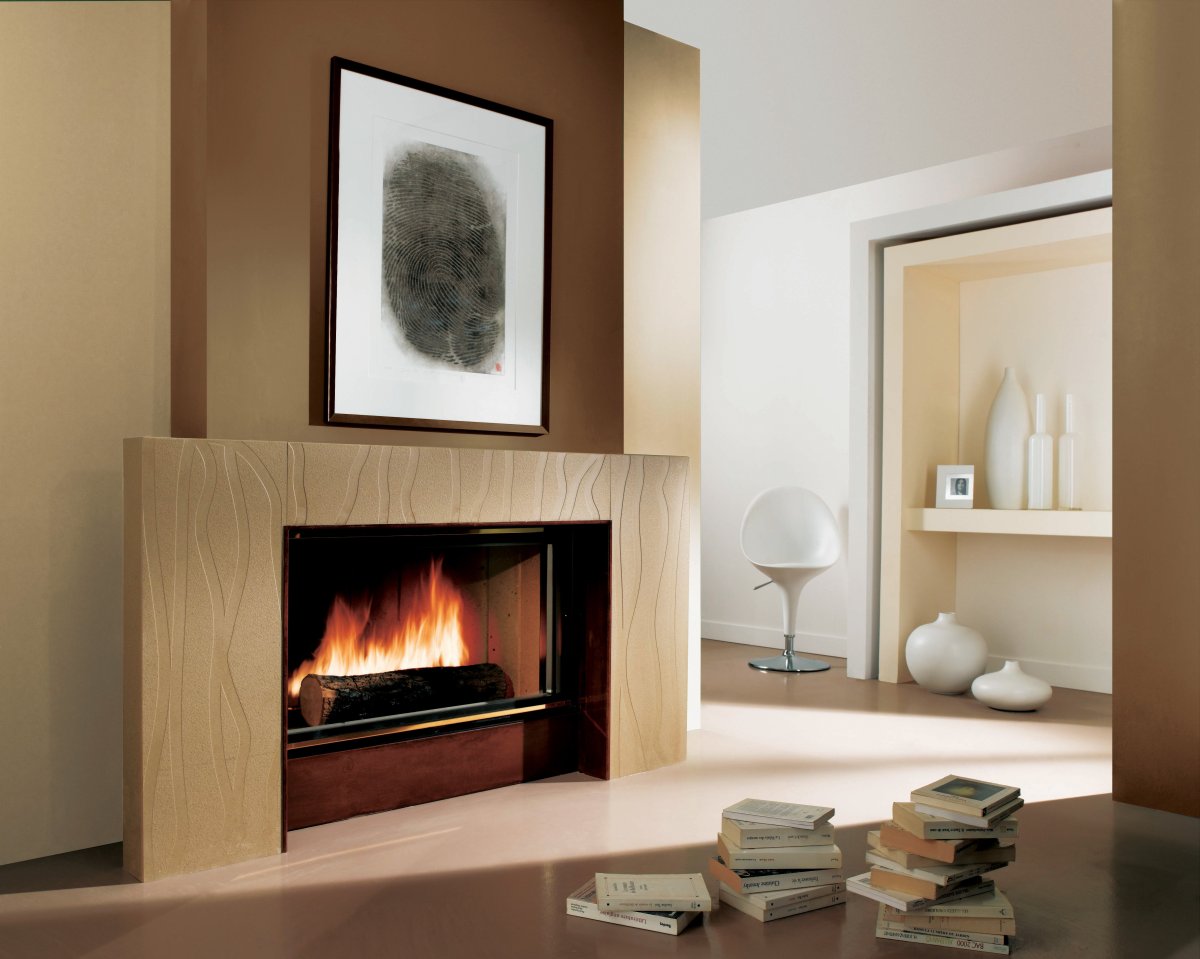 Телевизор над камином