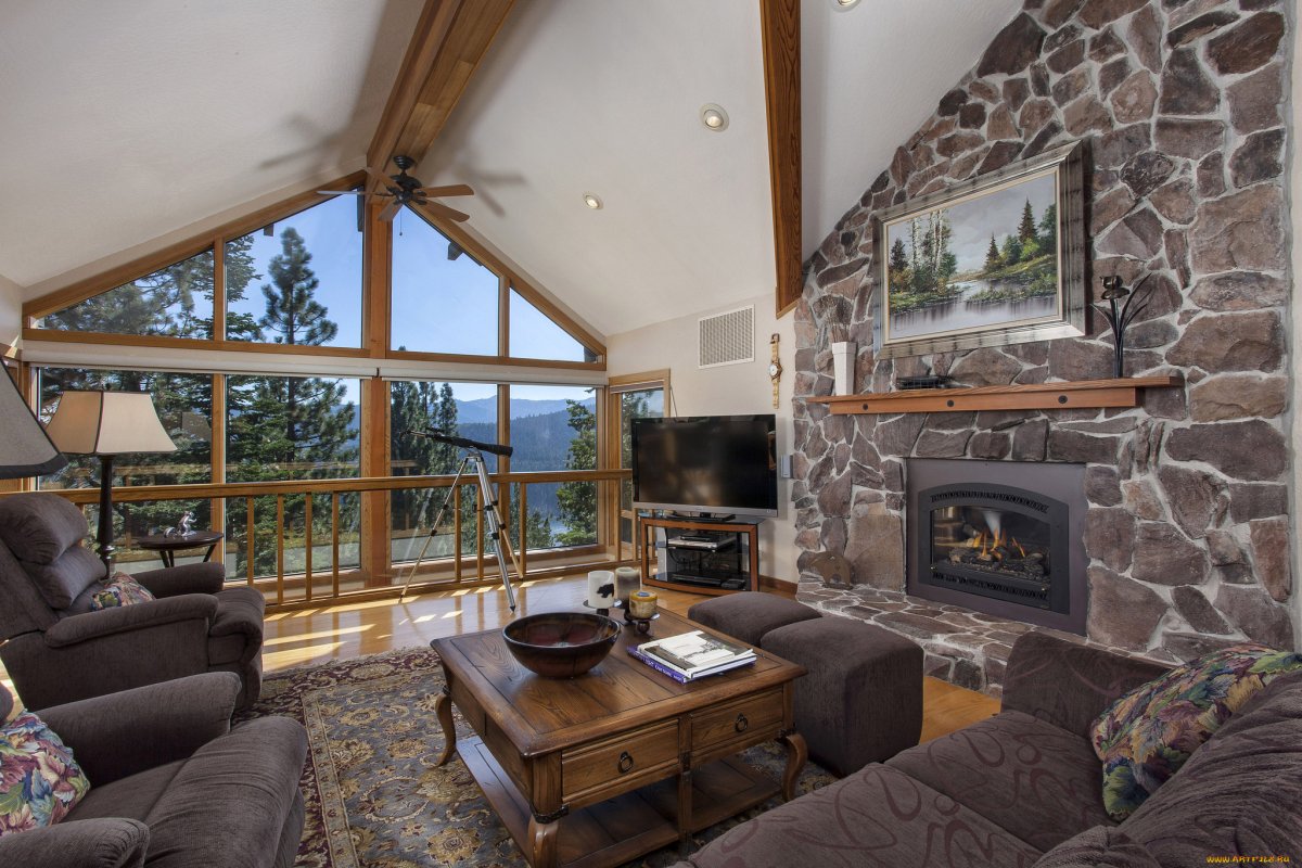 Уютный дом с камином и панорамными окнами