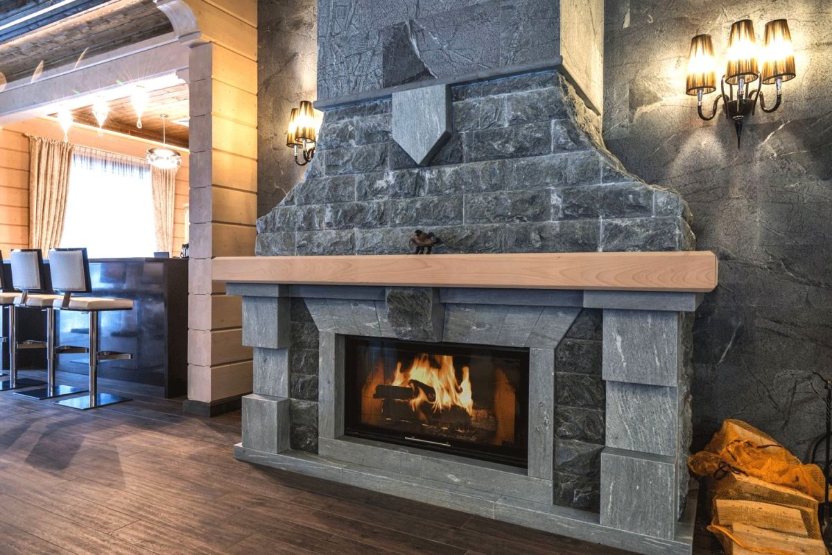 Каминин в деревяном доме