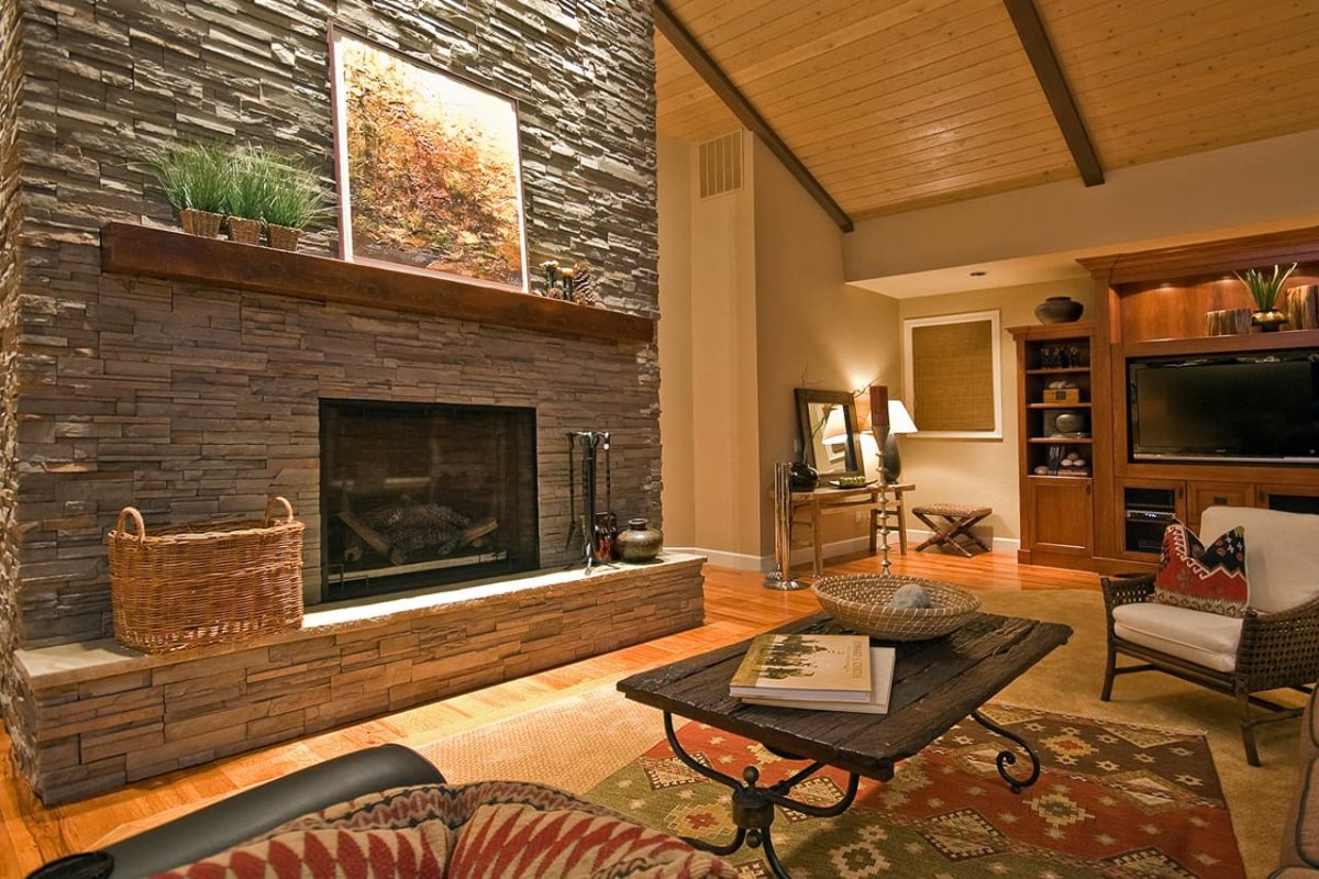 Декоративный камень в интерьере загородного дома