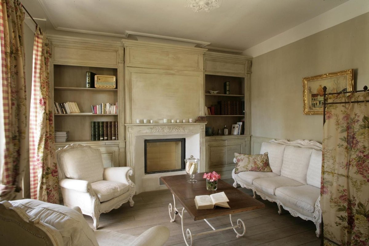 Стиль Прованс в гостиной с камином