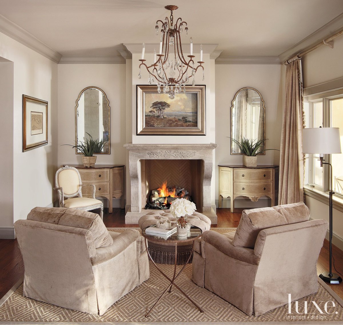 Гостиная с камином в стиле Прованс