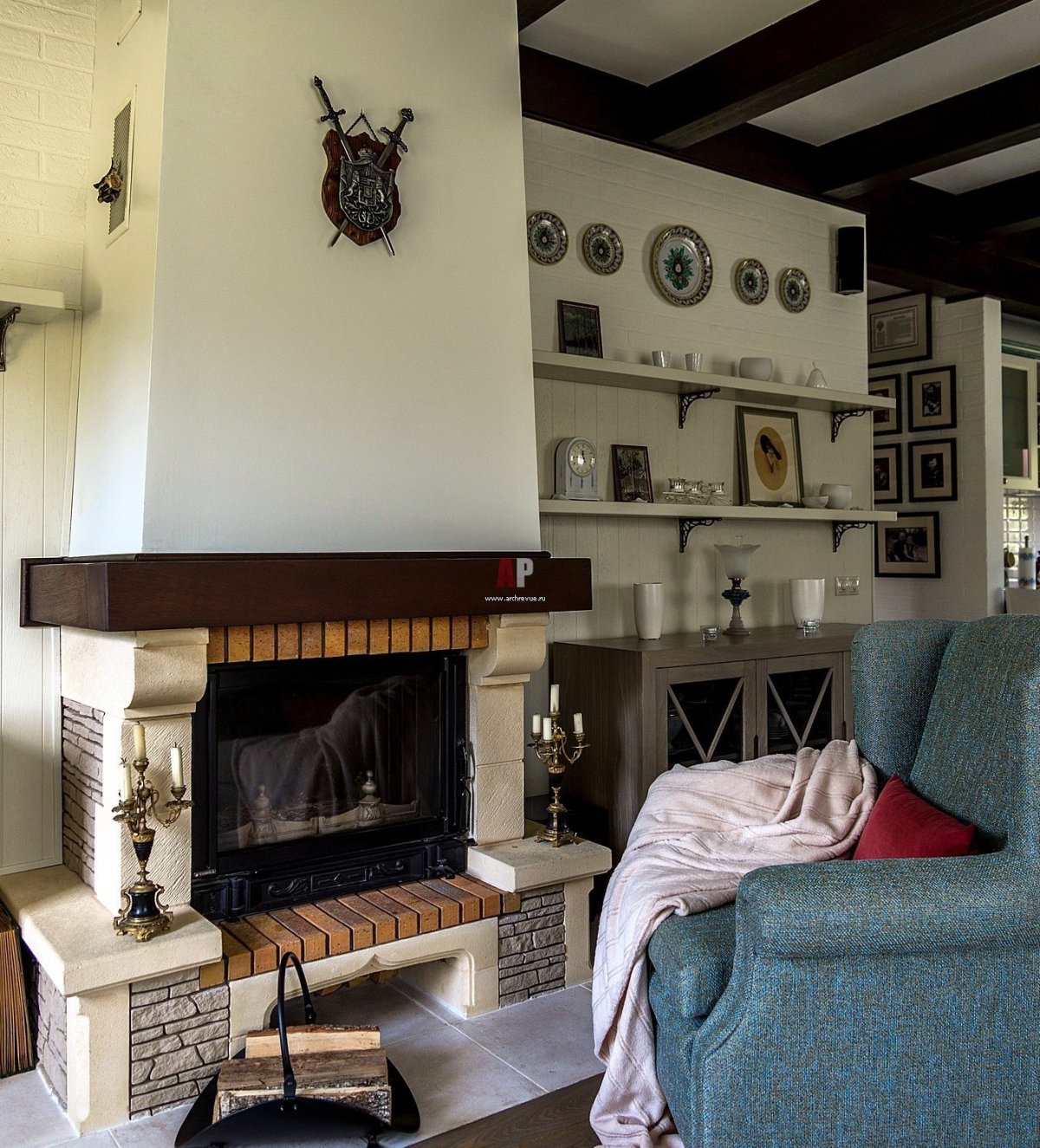 Гостиная с камином в стиле Кантри