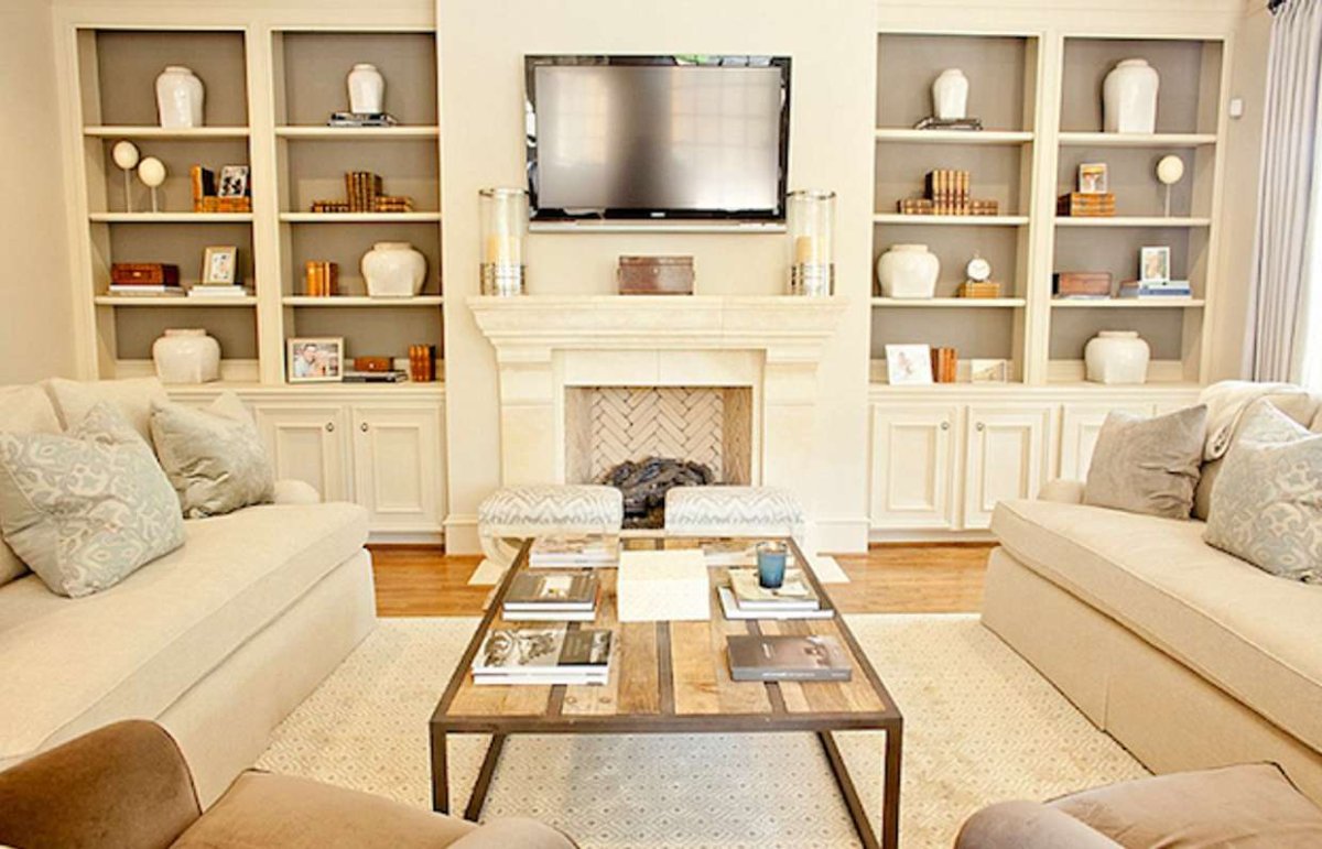 Стеллаж с камином в гостиной