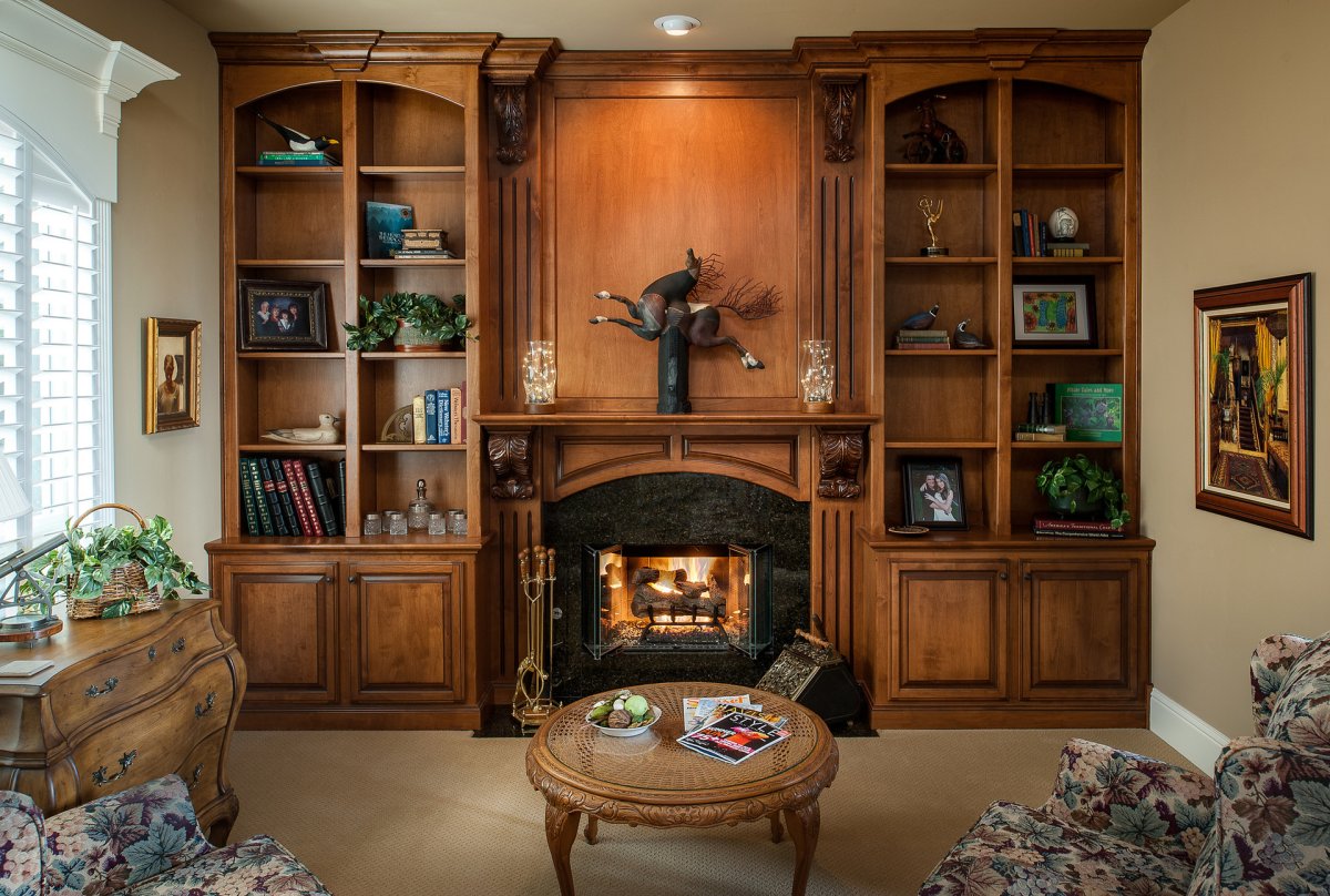 Книжный шкаф с камином