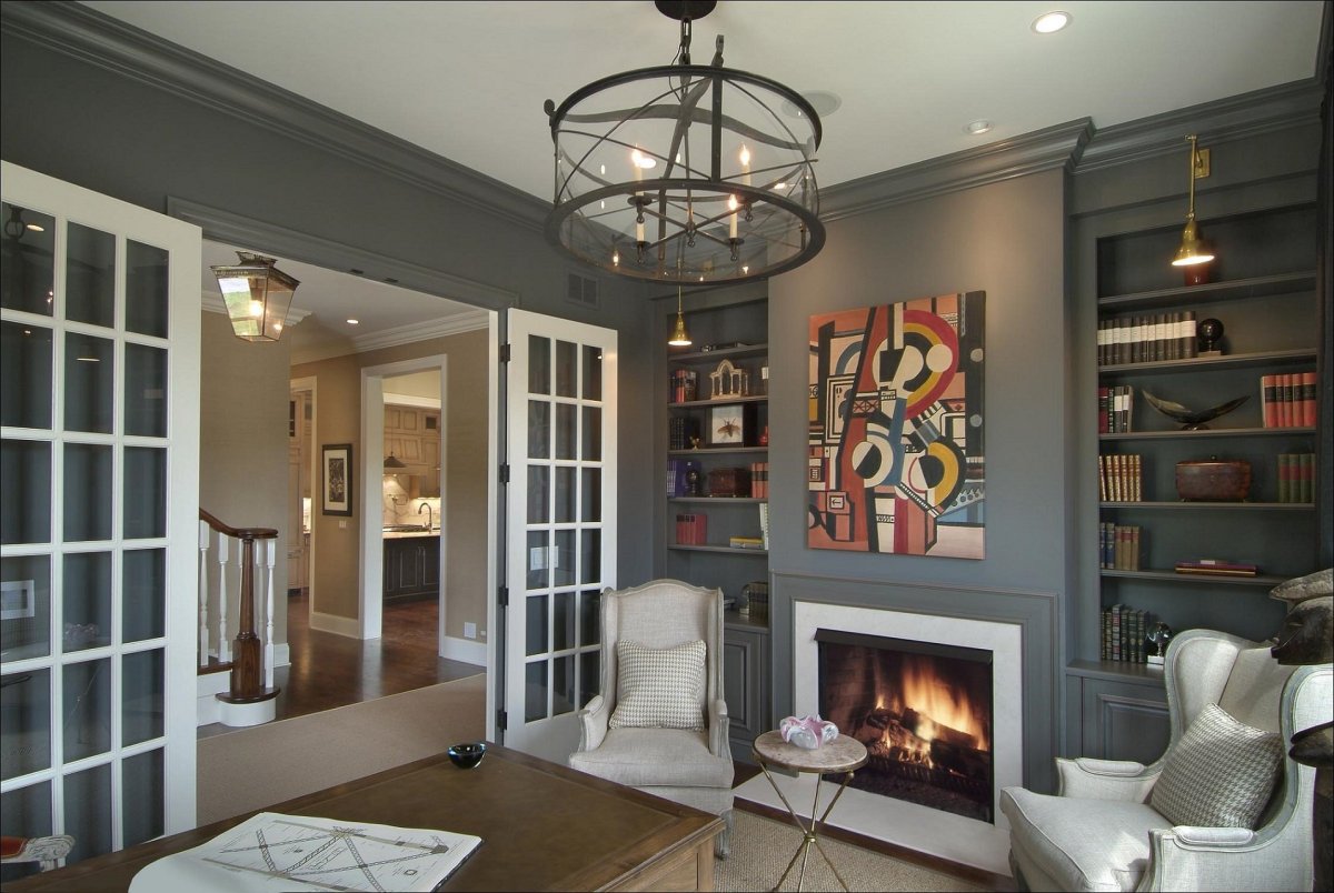 Гостиная с камином и книжными полками