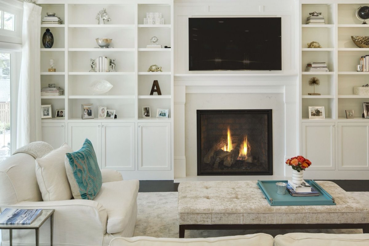 Гостиная с камином и стеллажами