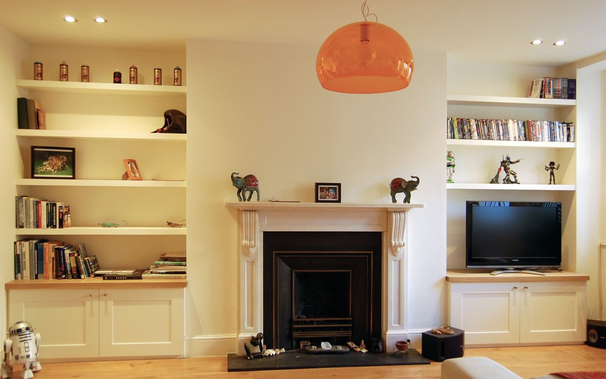 Камин с книжными полками