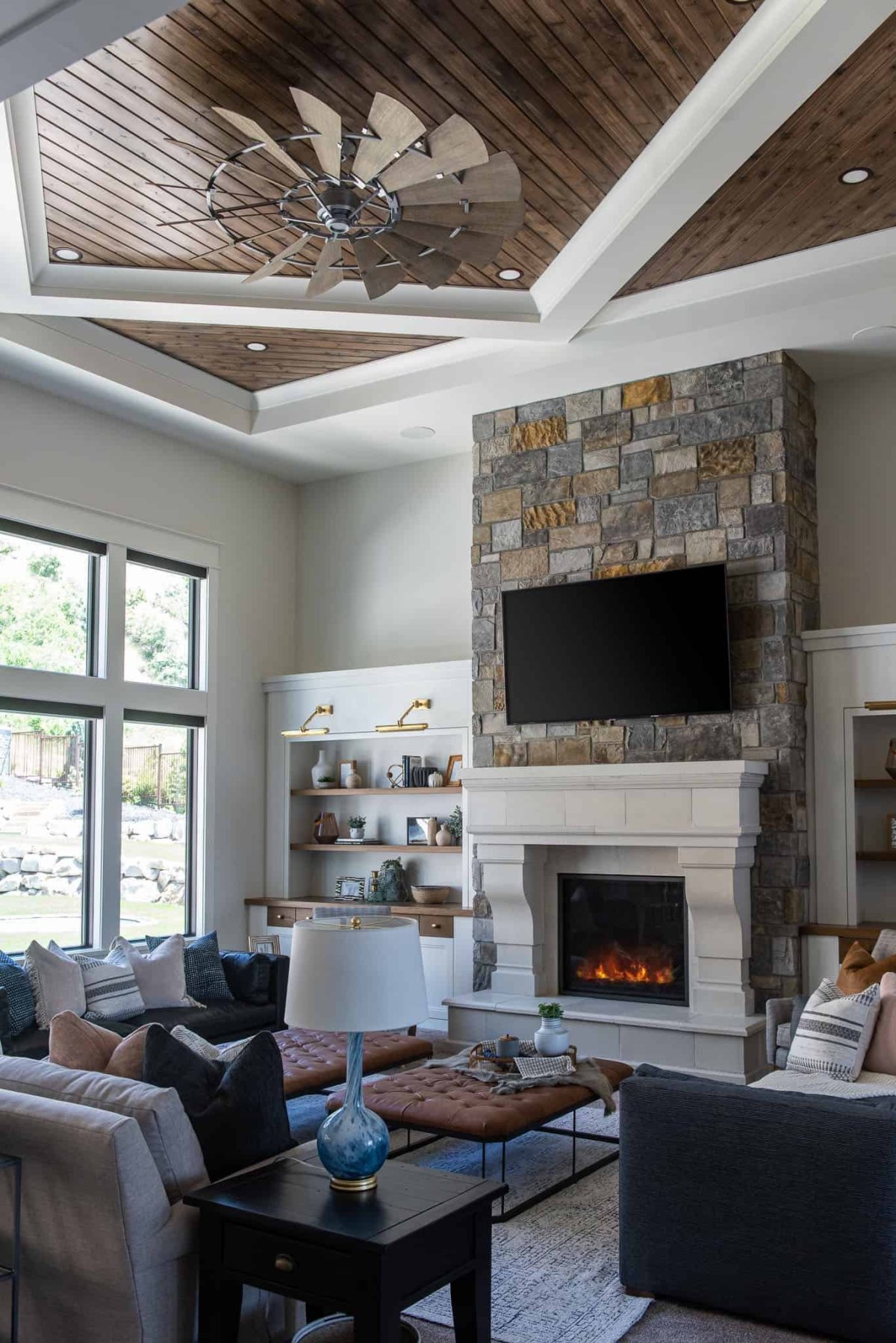 Камин в гостиной в доме