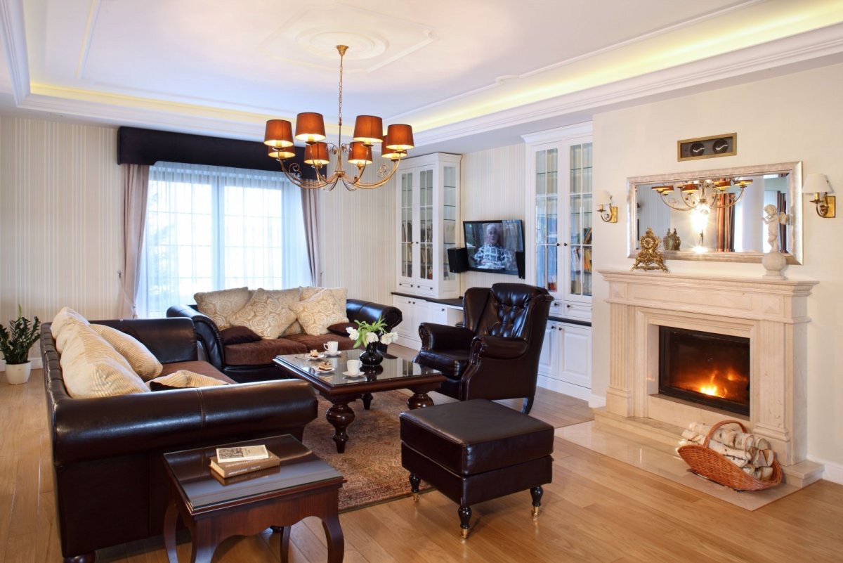 Подсветка потолка над камином