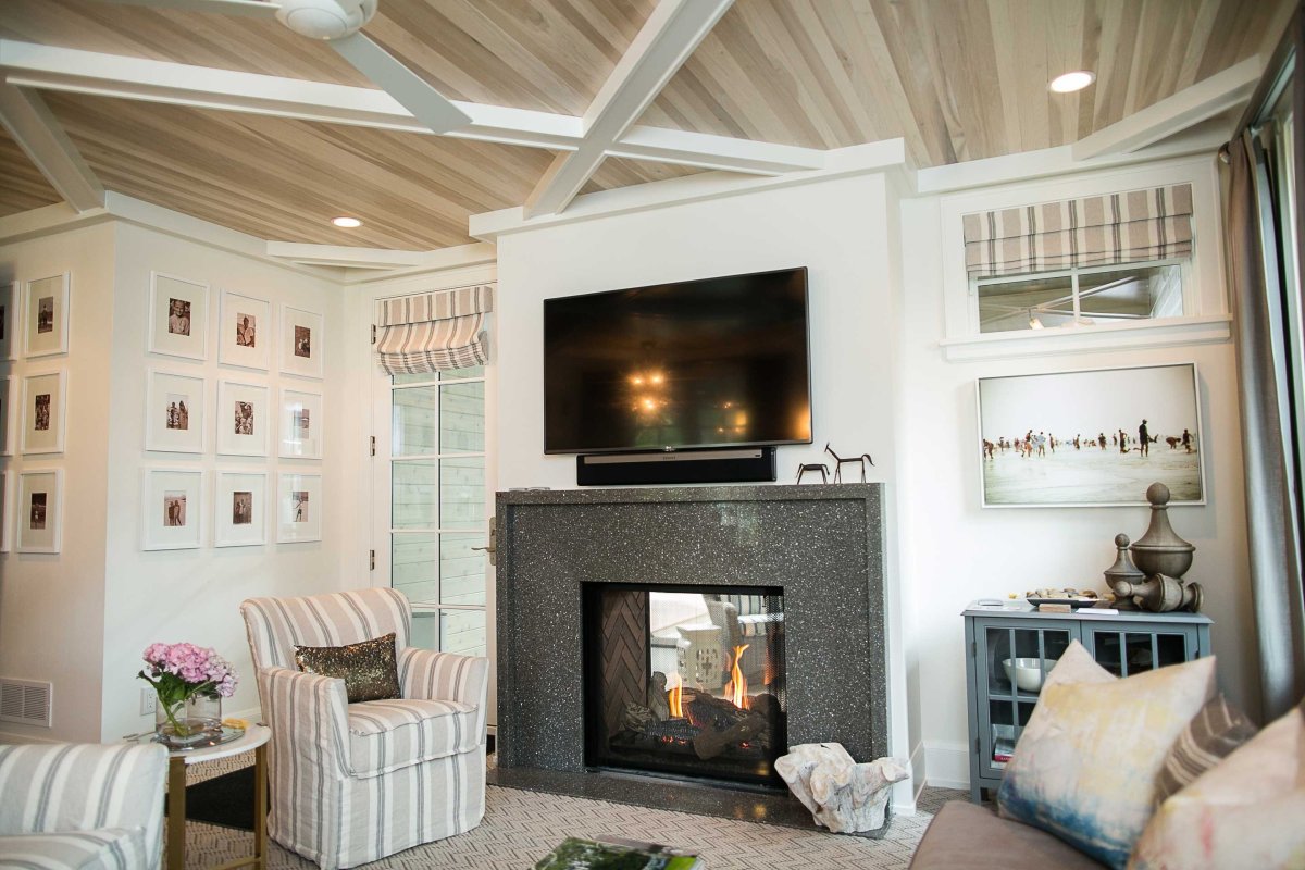 Потолок в зале с камином