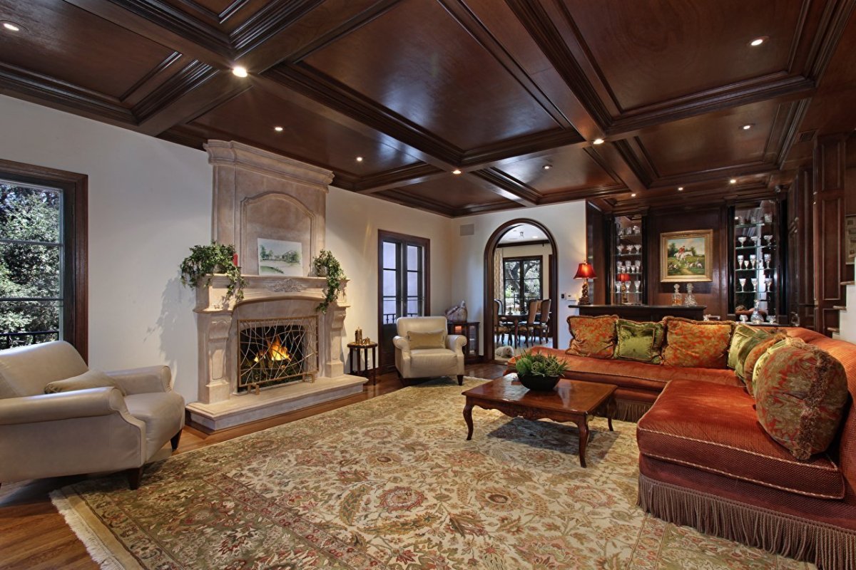 Интерьер гостиной с камином в частном доме