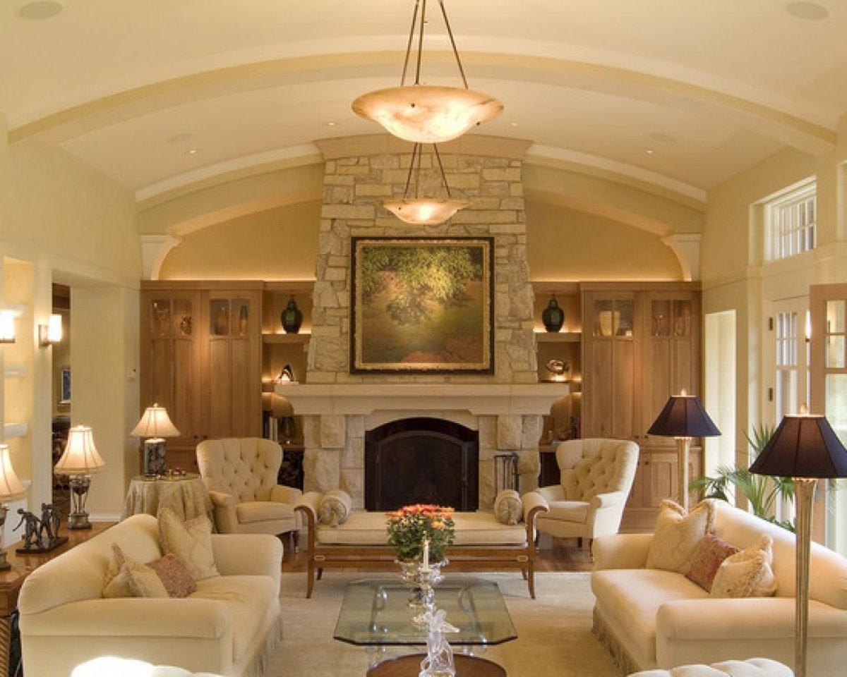 Большая гостиная с камином