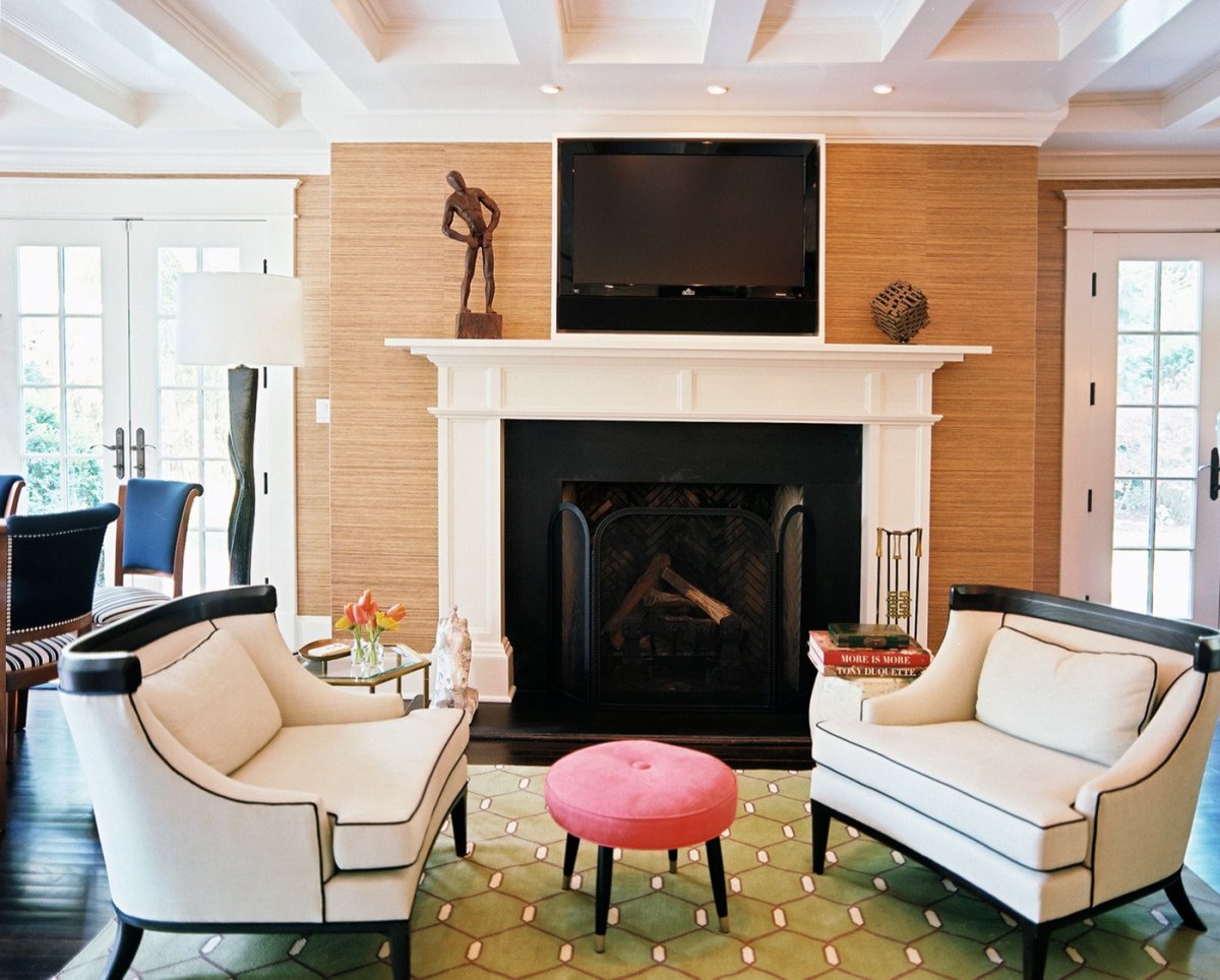 Гостиная с камином и ковром