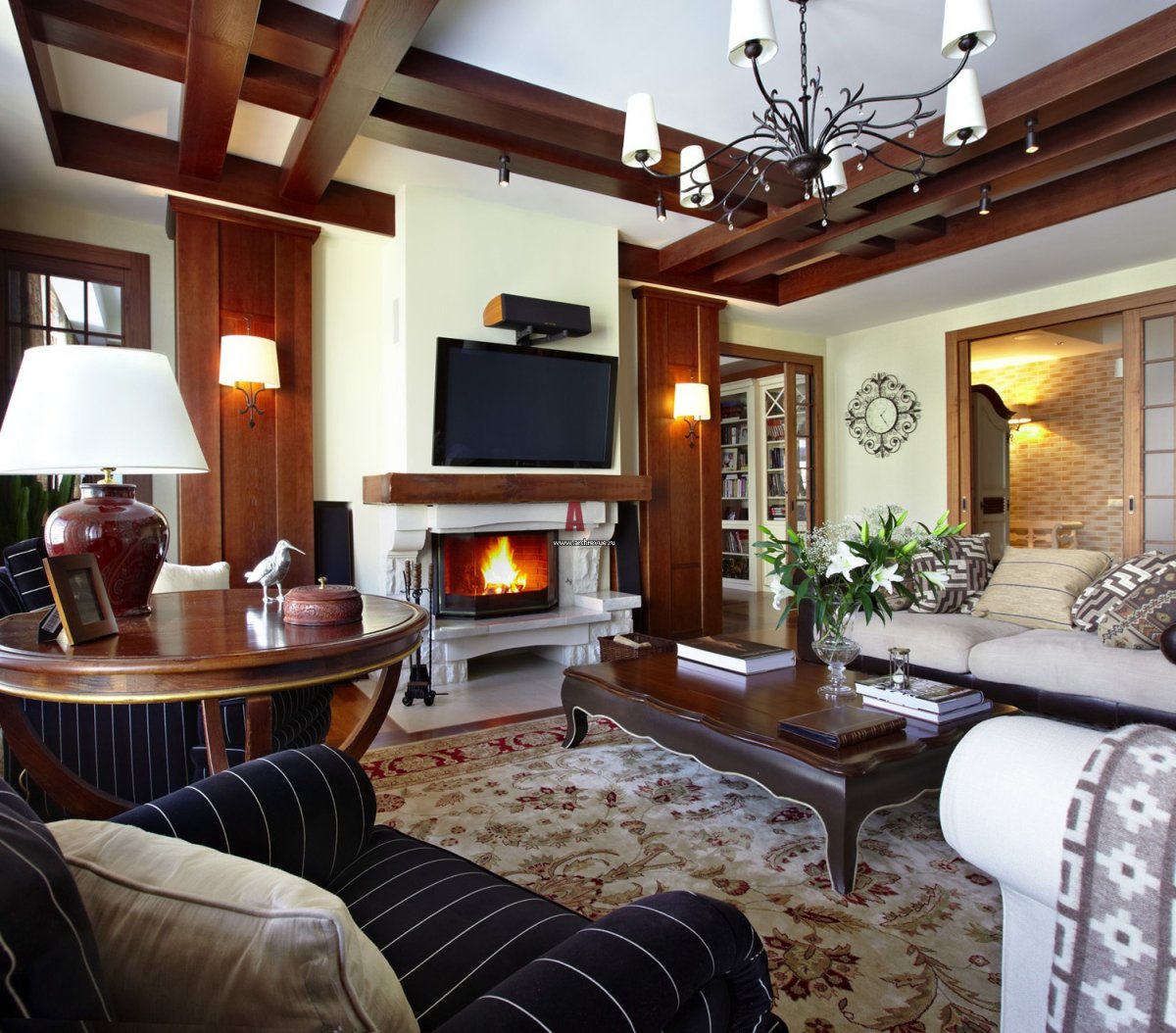 Гостиная с камином и креслами