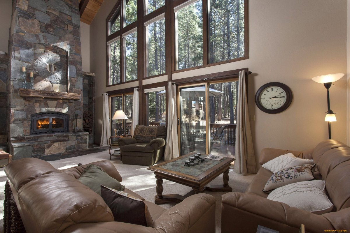 Гостиная с камином и панорамными окнами