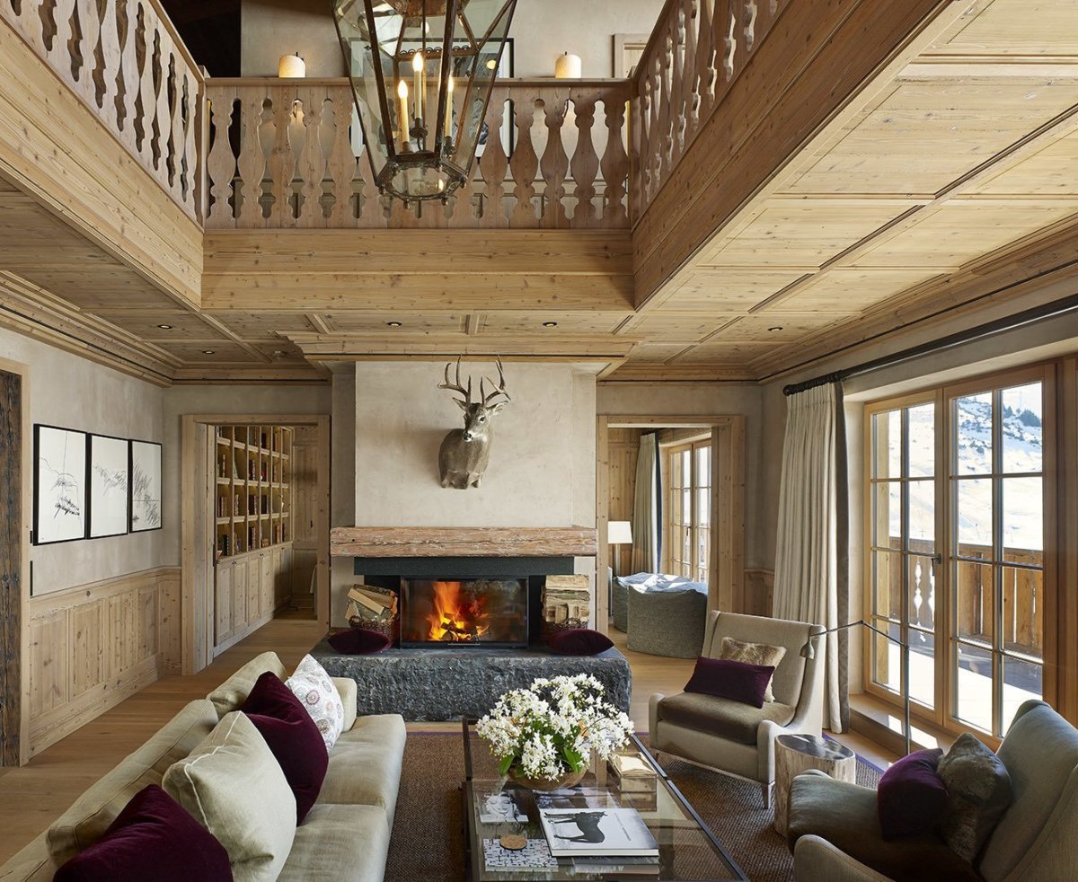 Гостиная с камином в деревянном доме