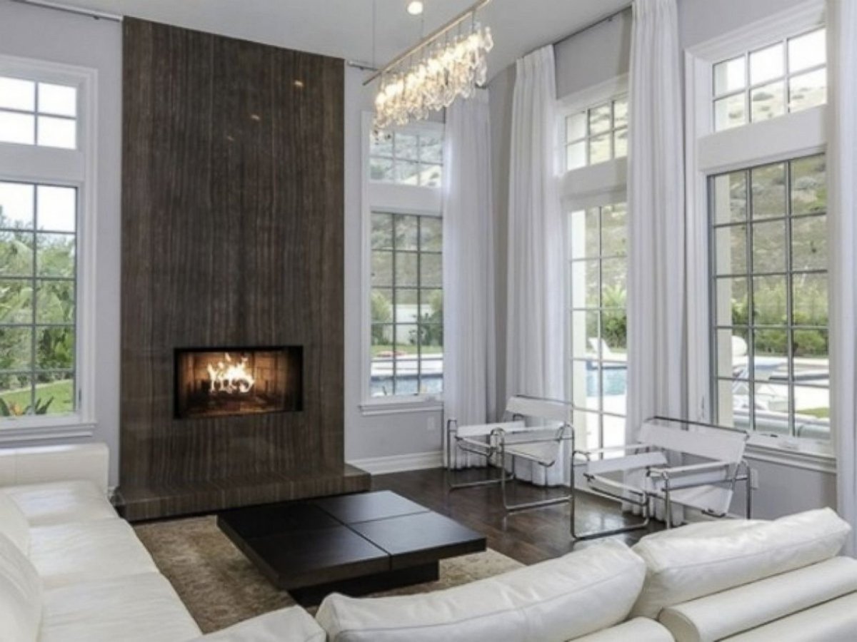 Камин между окнами