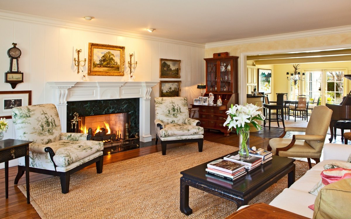 Бра над камином в интерьере