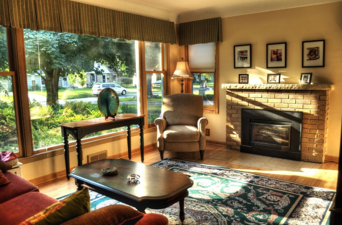 Красивая гостиная с камином