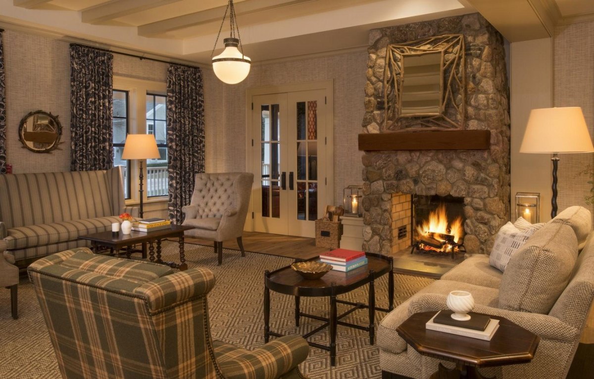 Светлый интерьер с камином