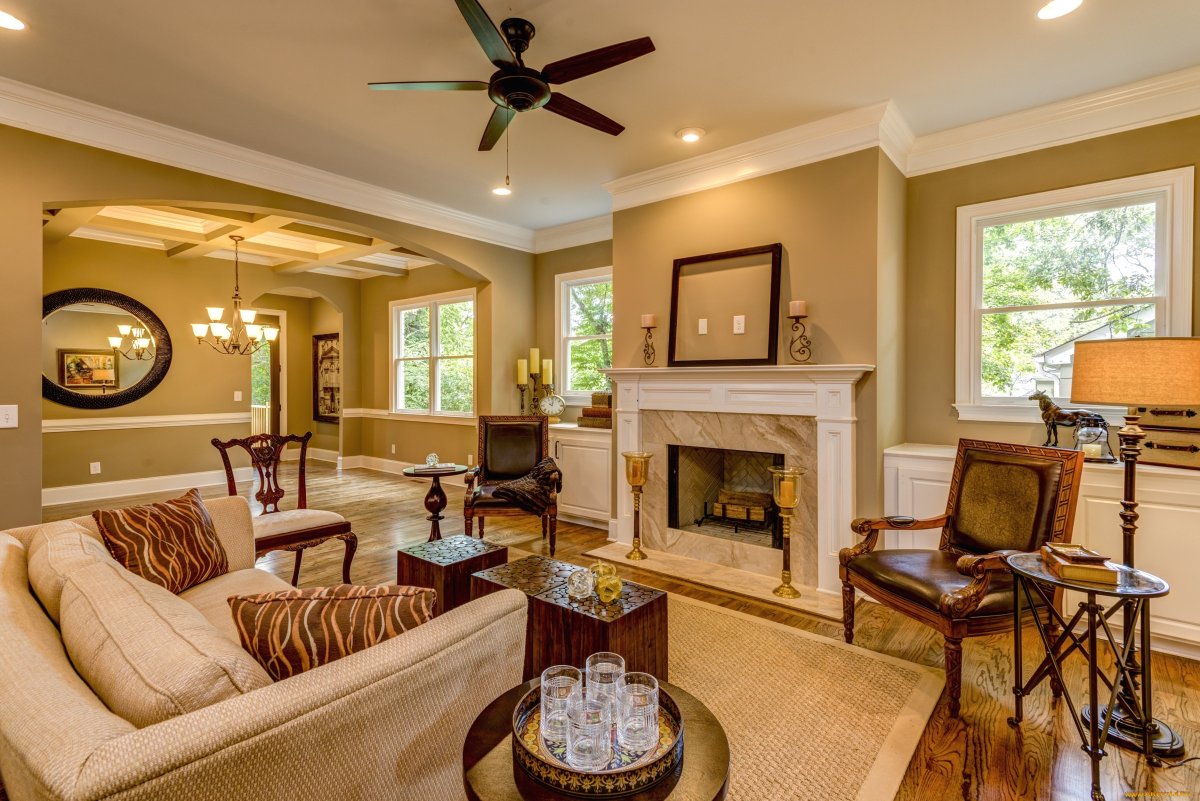 Светлая гостиная с камином