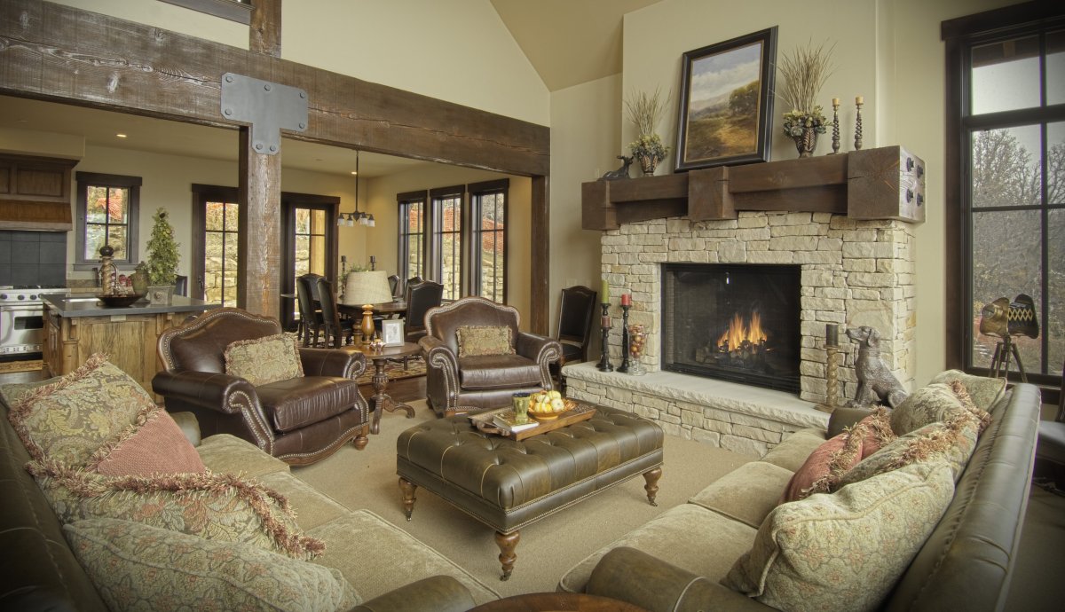 Комбинированные обои в гостиной с камином