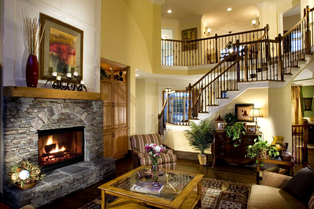 Комбинирование обоев в гостиной с камином