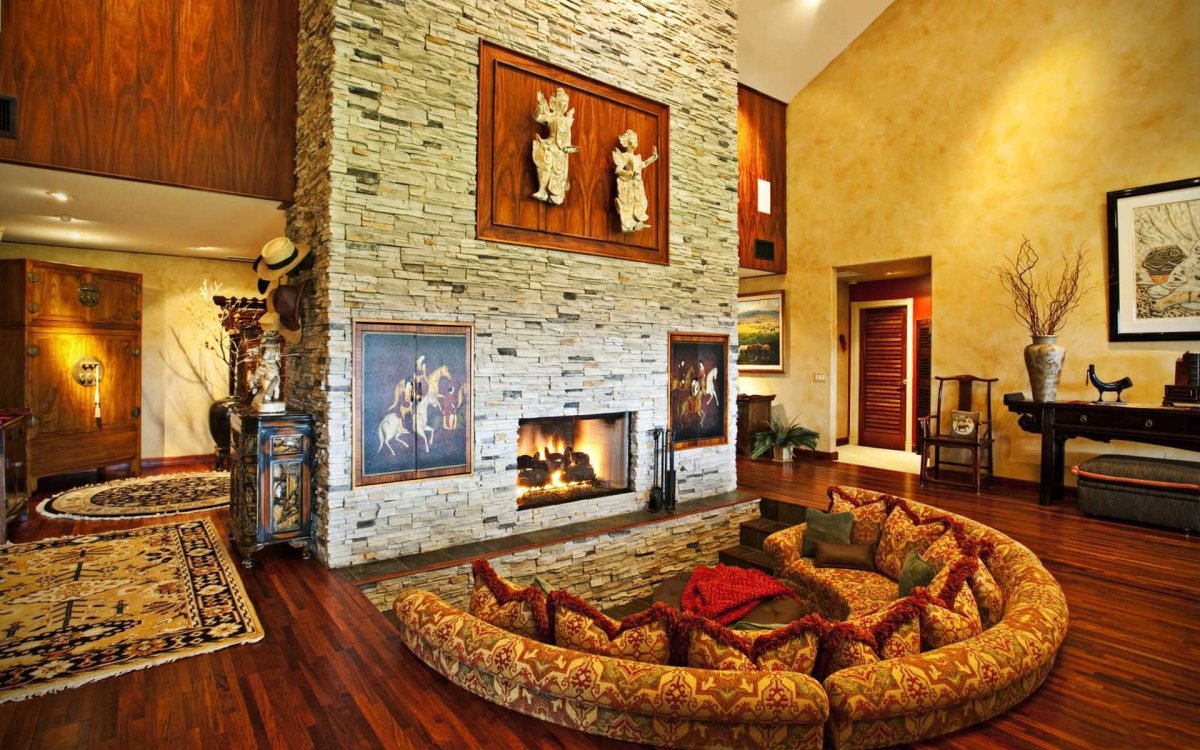 Большая комната с камином