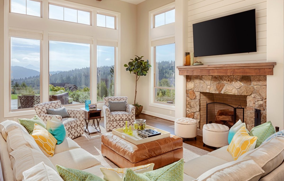 Большая гостиная с камином