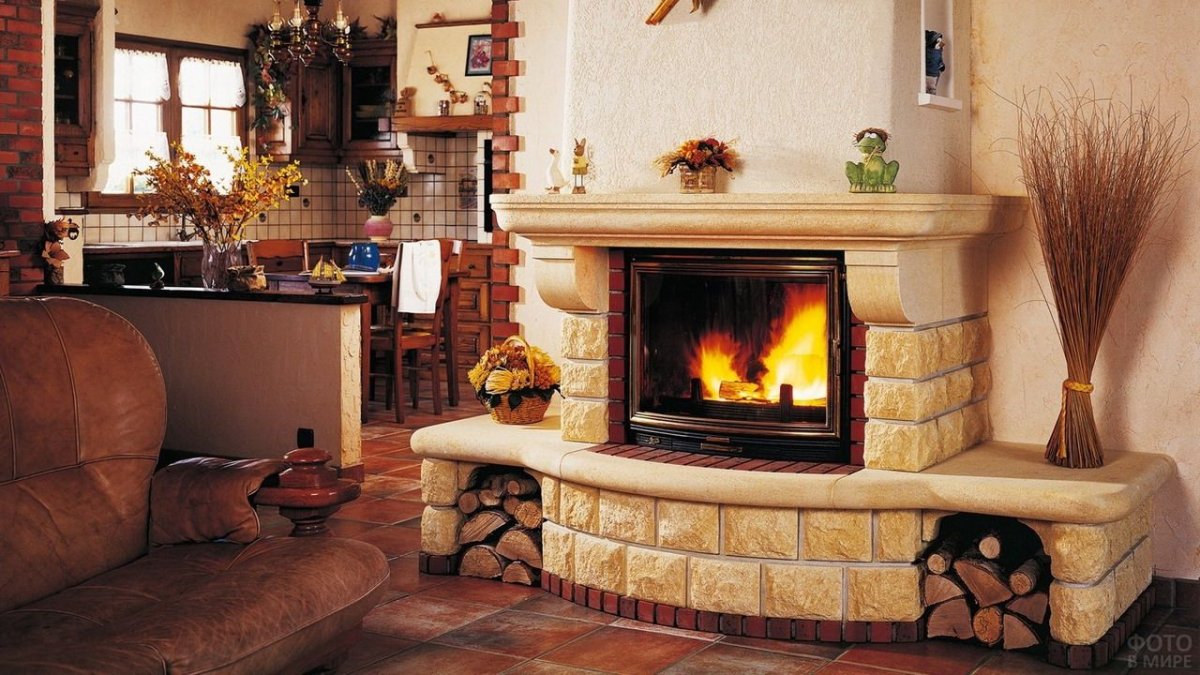 Гостиная с камином на дровах