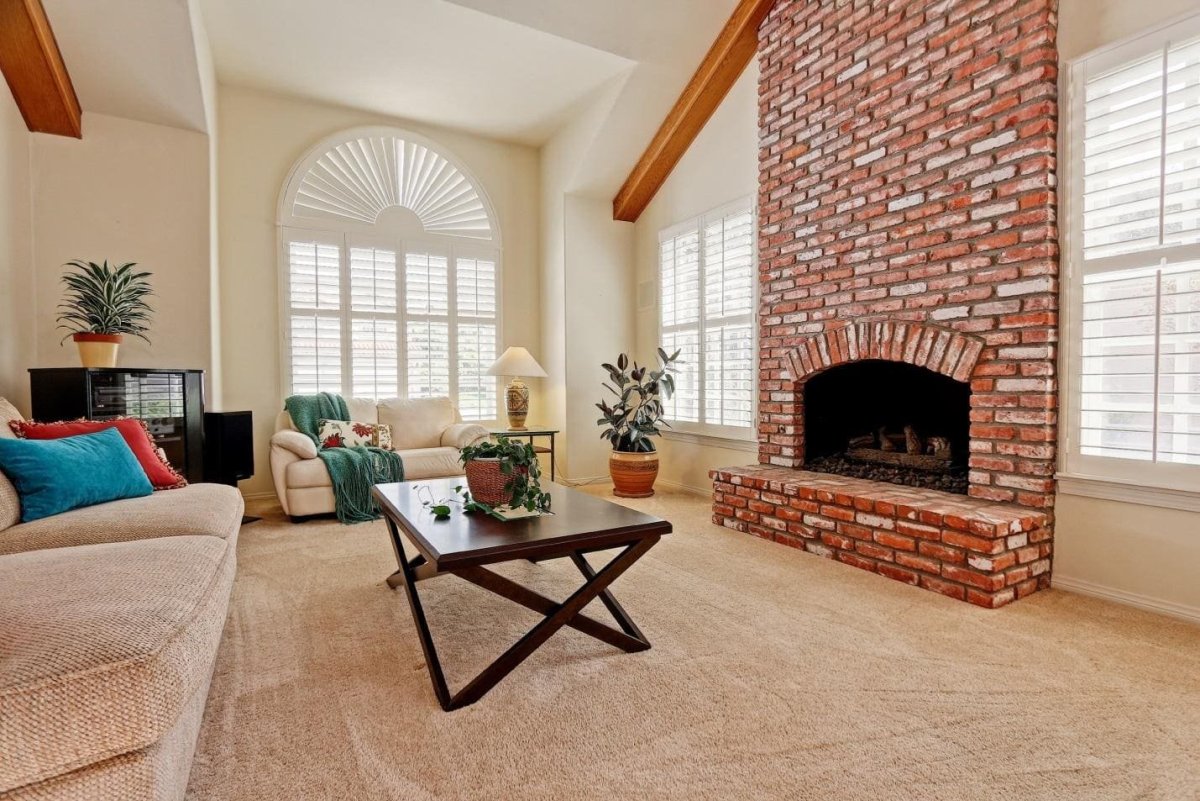 Гостиная с камином из красного кирпича