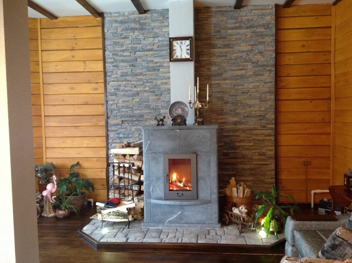 Камин из красного кирпича в интерьере