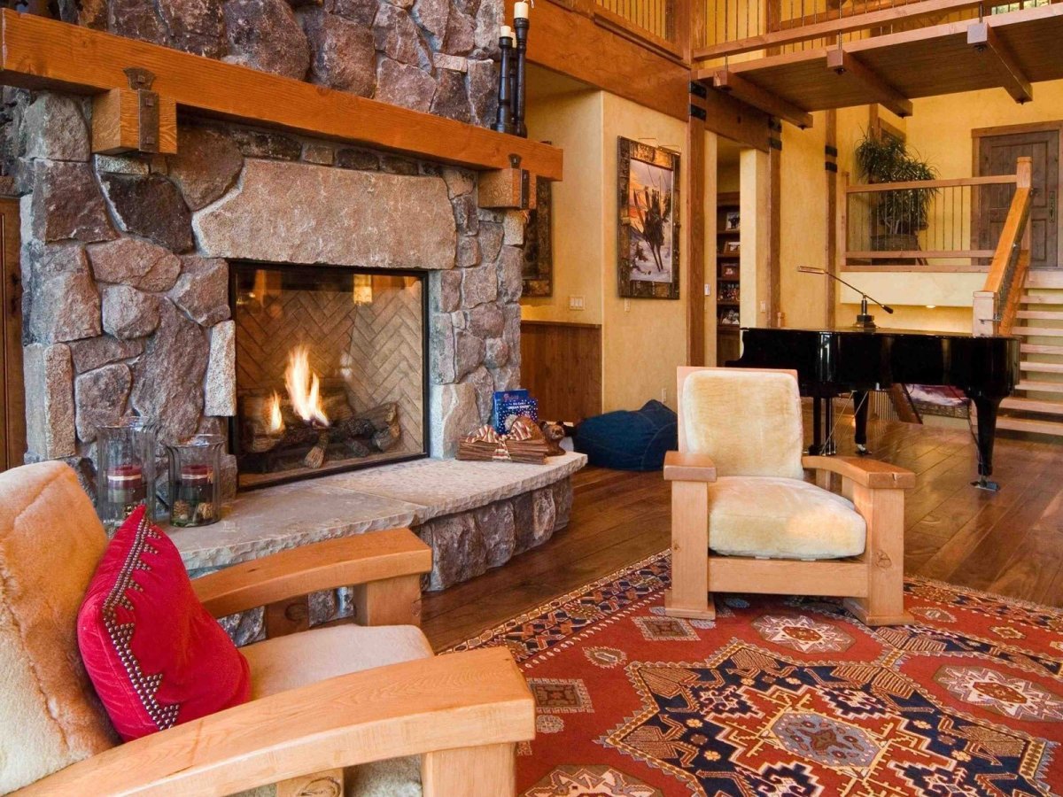 Камин из кирпича в классическом стиле