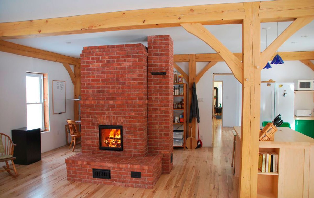 Каминин в деревяном доме