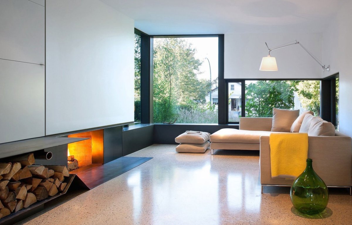 Камин у окна