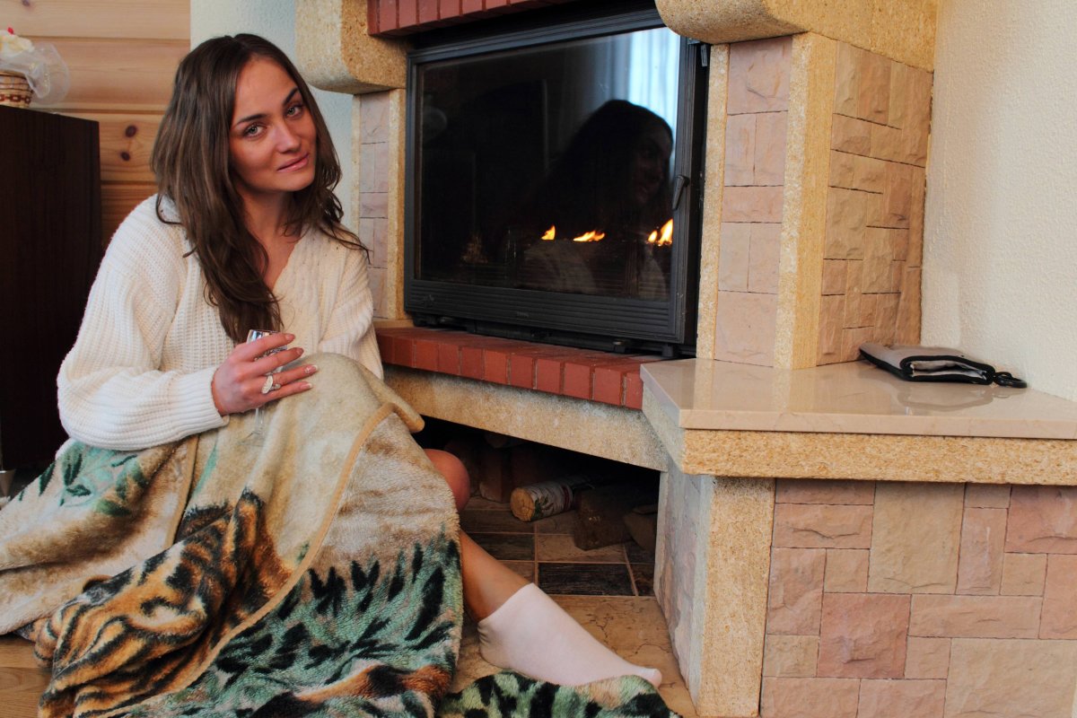 Женщина возле камина