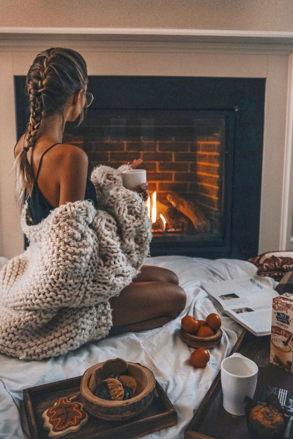 Фотосессия у камина в свитере