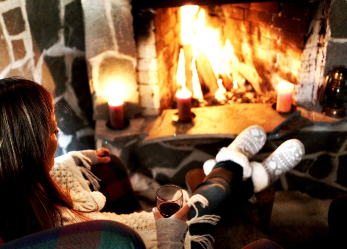 Девушка около камина