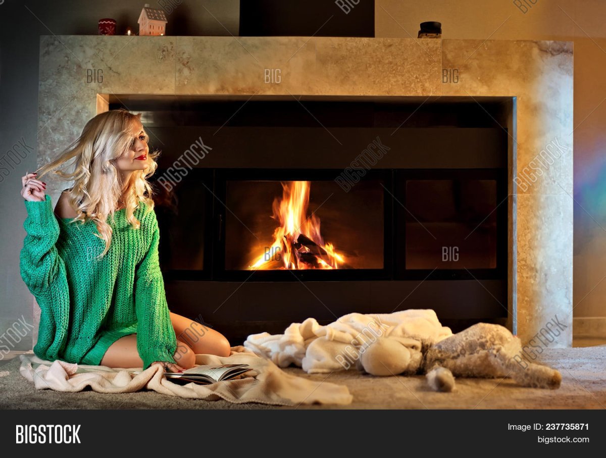 Девушка камин