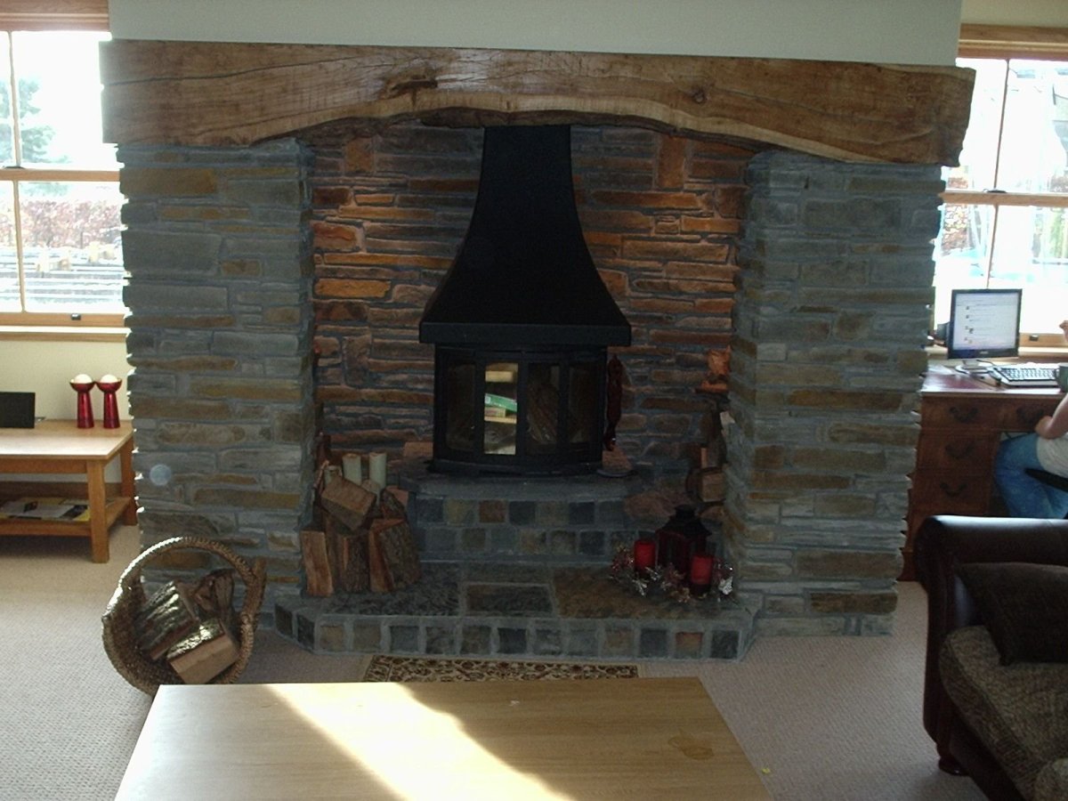 Камин из кварцита